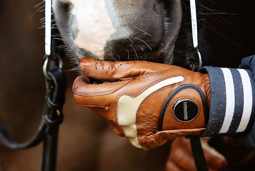 HOW TO MEASURE YOUR HANDS FOR GLOVE SIZING