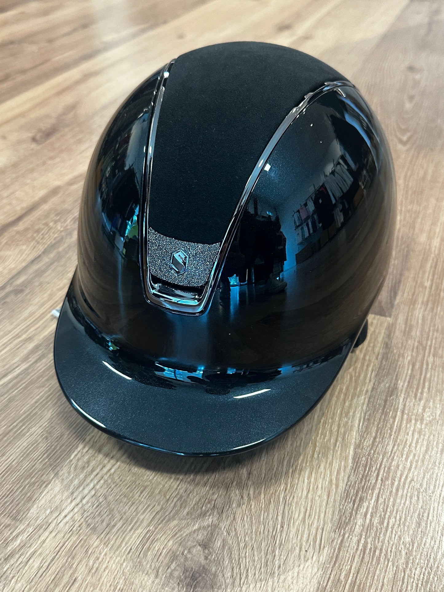 Glossy helmet with alcantara top and crystal fabric blazon