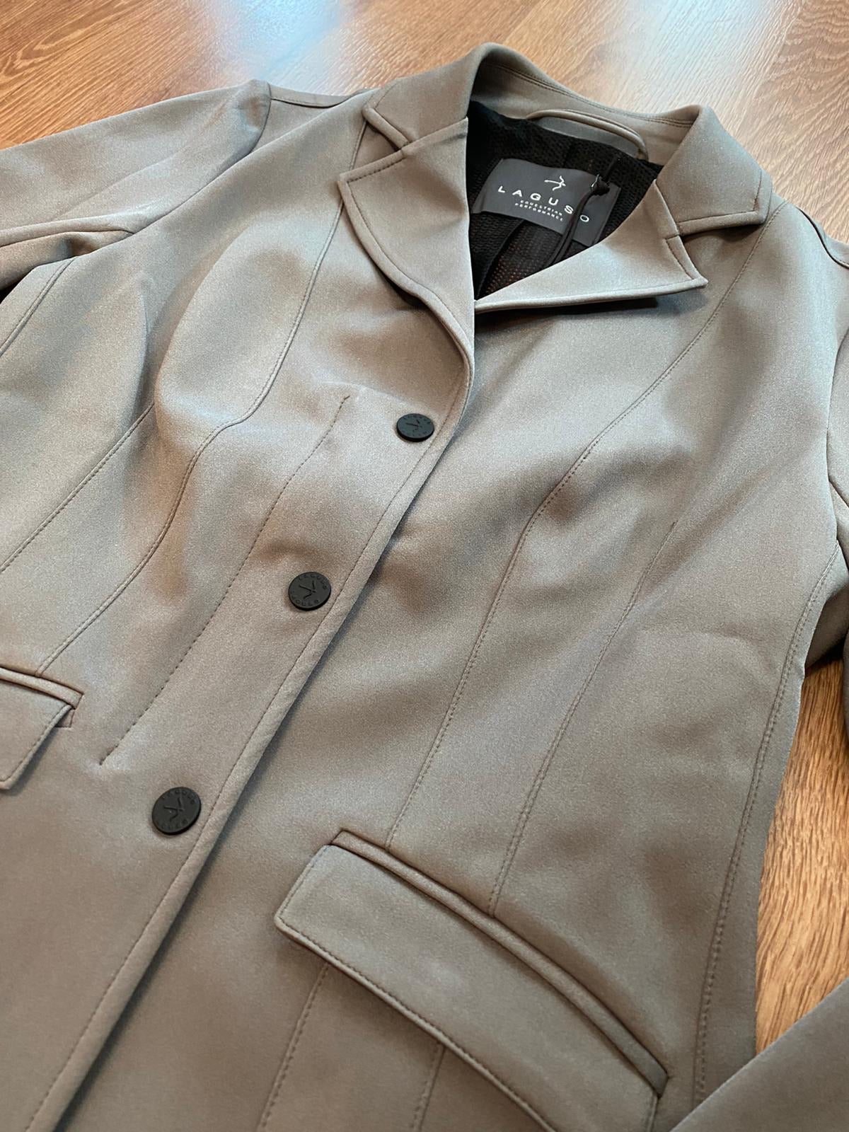 LAGUSO TOURNAMENT JACKET JANE TEC TAUPE SHINE