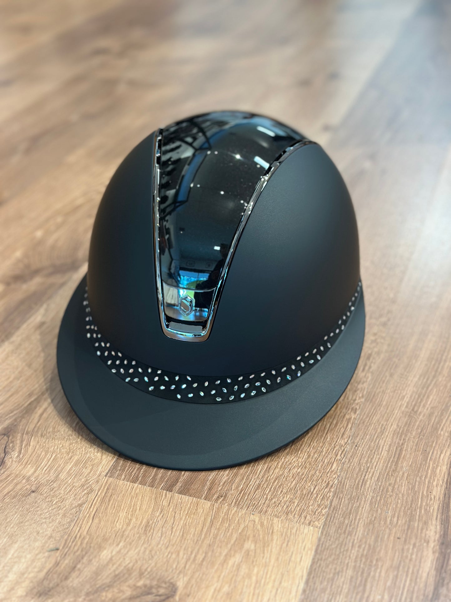 SAMSHIELD 2.0 MISS SHIELD SHADOWMATT BLACK WITH GLOSSY TOP AND CRYSTAL COMET FRONTAL BAND