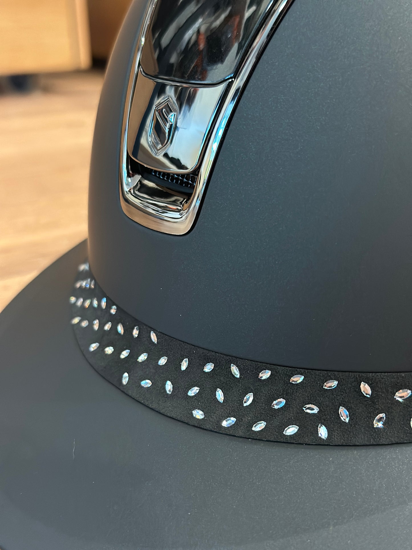 SAMSHIELD 2.0 MISS SHIELD SHADOWMATT BLACK WITH GLOSSY TOP AND CRYSTAL COMET FRONTAL BAND