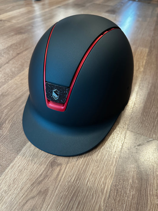 Helmet with red trim and crystal fabric blazon