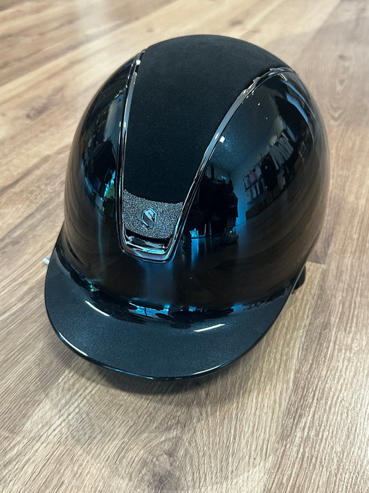 Glossy helmet with alcantara top and crystal fabric blazon