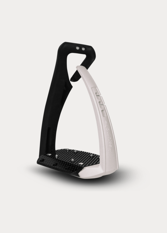 Wide foot bed stirrup